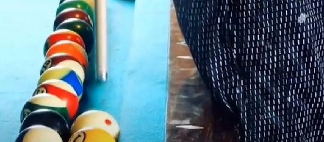 Έφηβος κάνει τρομερά κόλπα με στέκα μπιλιάρδου που αφήνουν τον κόσμο με ανοιχτό το στόμα (βίντεο)